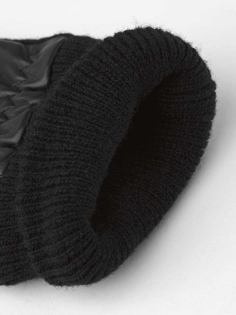 Schwarzer maschinengenähter Lederhandschuh aus Haarschafleder mit Bündchen und seitlichen Einsätzen aus Strick
(4 oder 4)