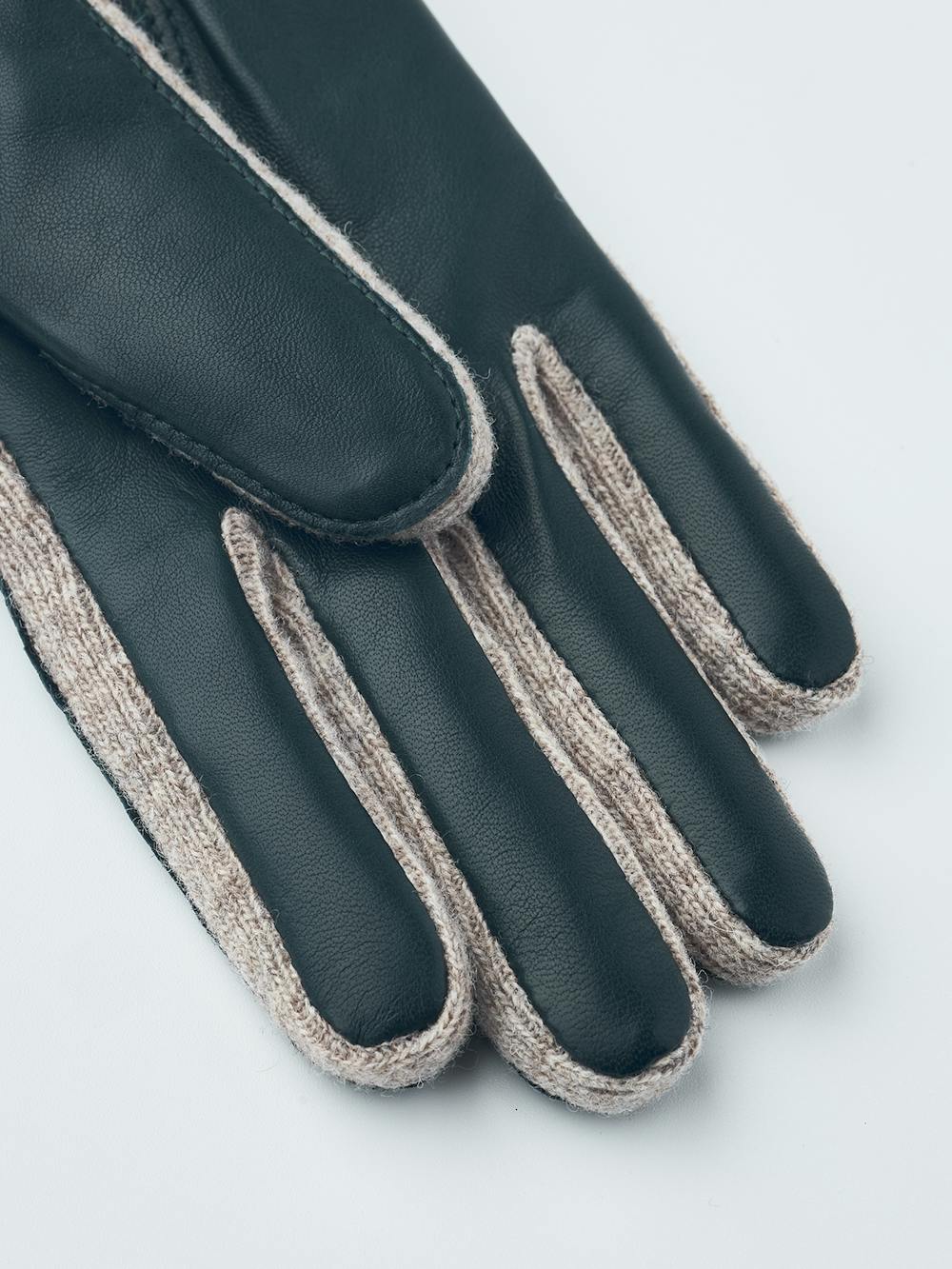 Mörkgrön maskinsydd skinnhandske i lammnappa med ljusgrå stickad mudd och sidor
(3 av 6)