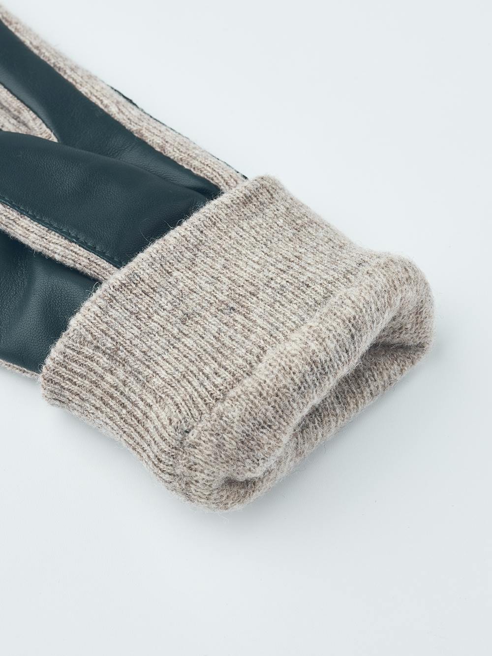 Mörkgrön maskinsydd skinnhandske i lammnappa med ljusgrå stickad mudd och sidor
 (4 av 6)