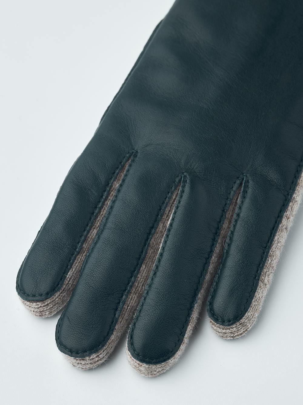 Mörkgrön maskinsydd skinnhandske i lammnappa med ljusgrå stickad mudd och sidor
(2 av 6)