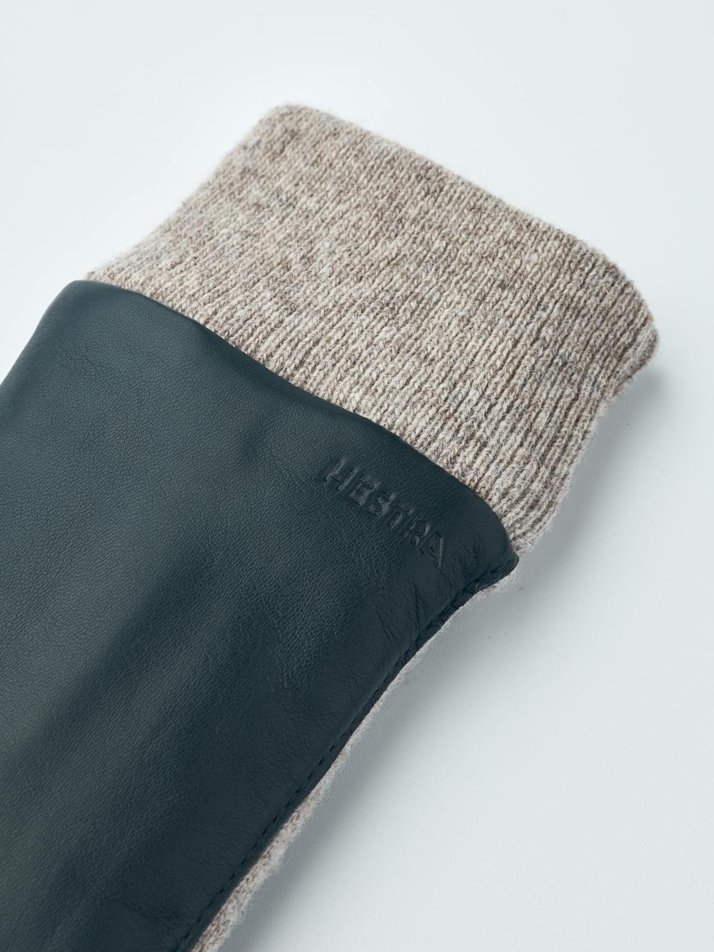 Mörkgrön maskinsydd skinnhandske i lammnappa med ljusgrå stickad mudd och sidor
(6 av 6)