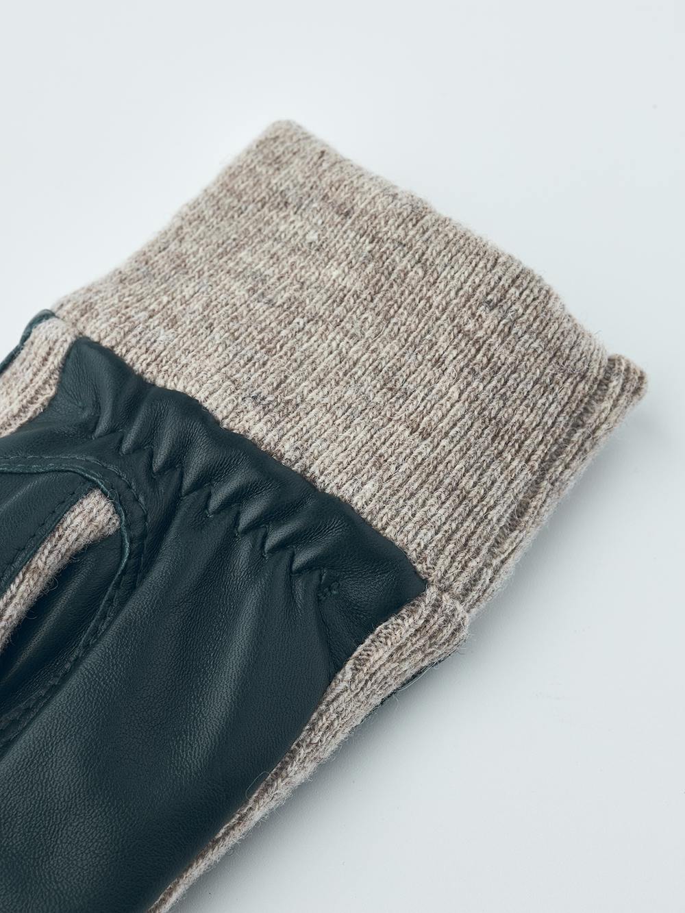 Mörkgrön maskinsydd skinnhandske i lammnappa med ljusgrå stickad mudd och sidor
(5 av 6)