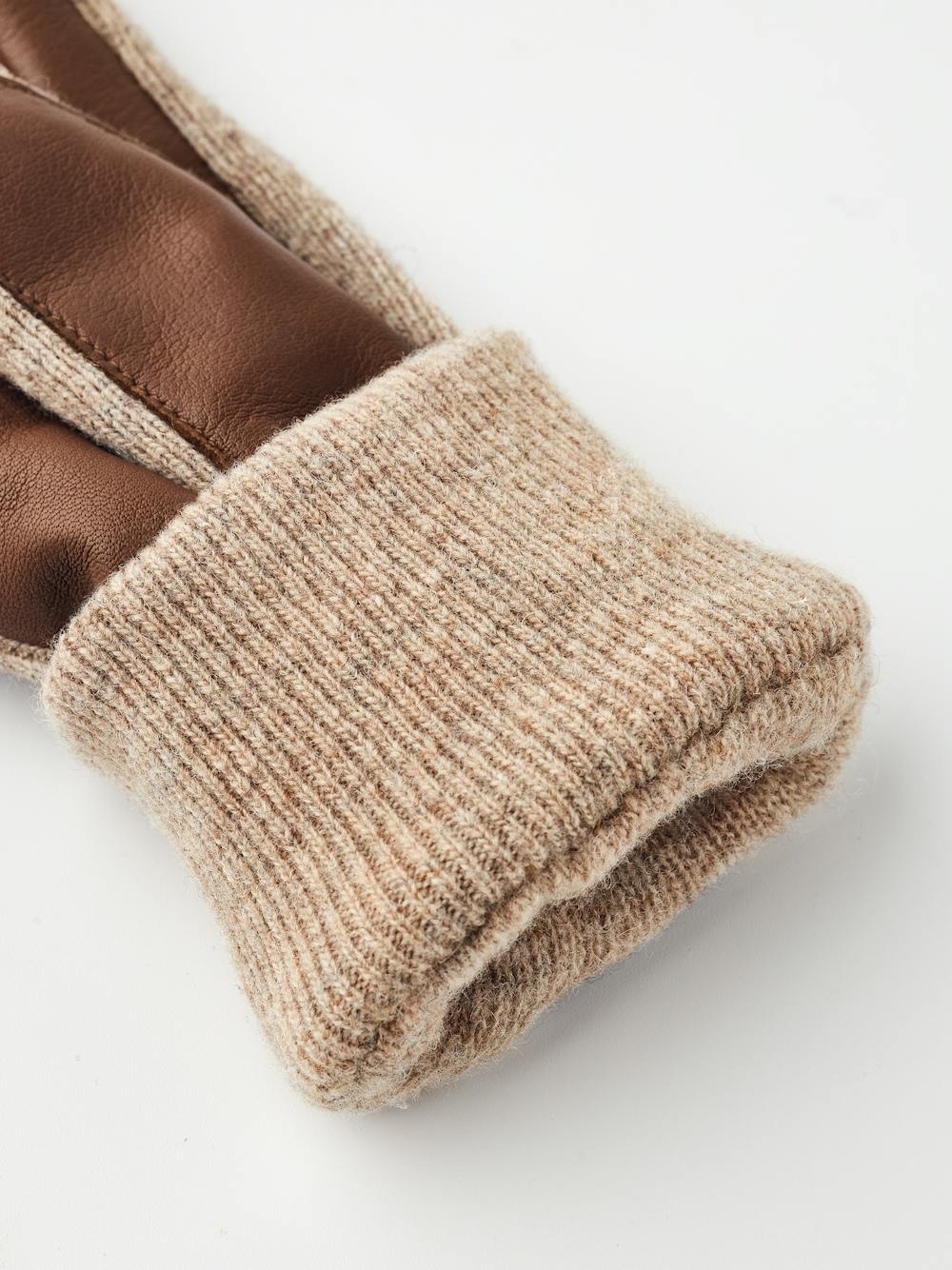 Brun maskinsydd skinnhandske i lammnappa med ljusbeige stickad mudd och sidor
(4 av 4)