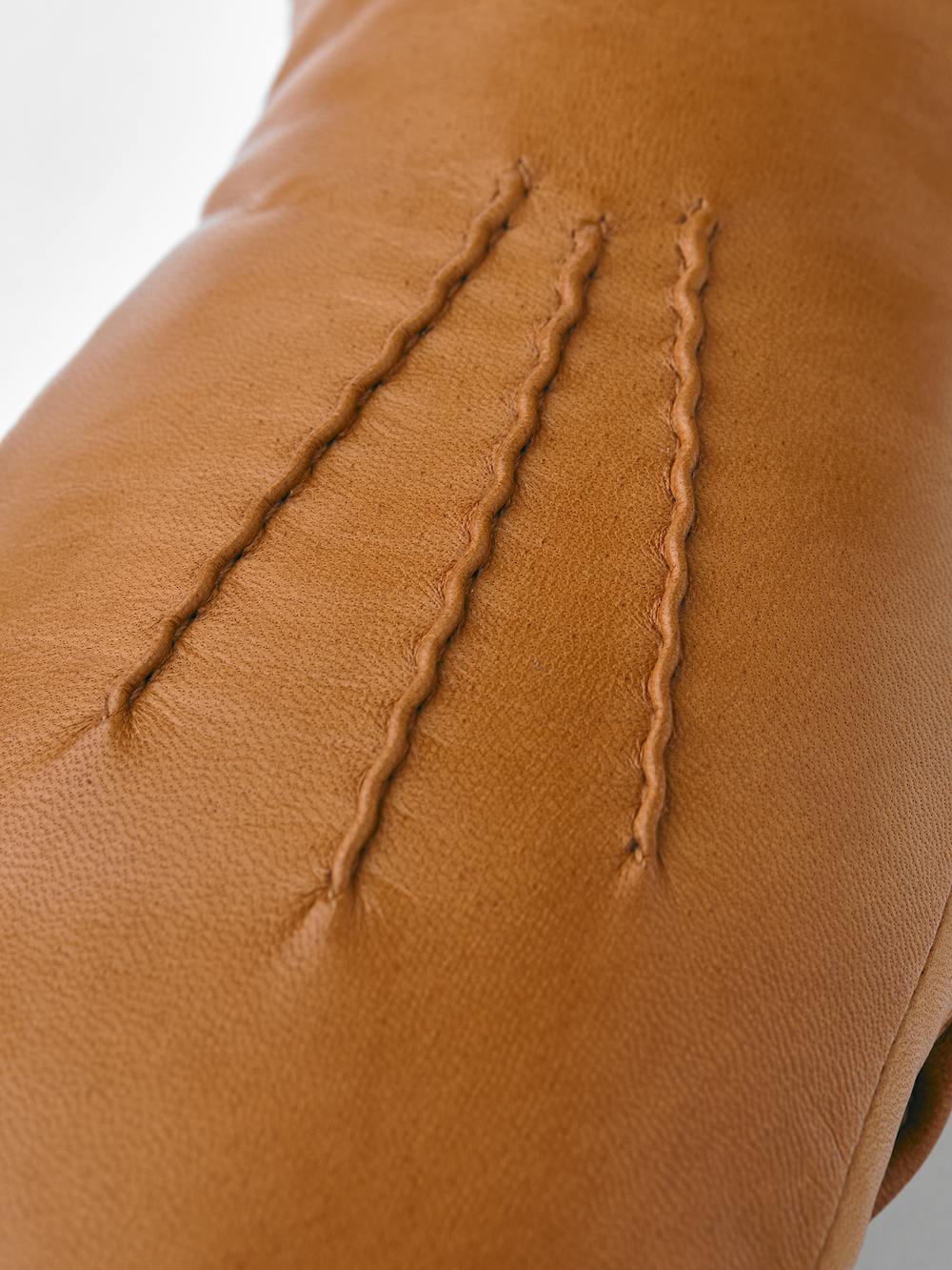 Ljus brungul maskinsydd tumhandske i lammnappa med vit pälskrage
 (3 av 5)