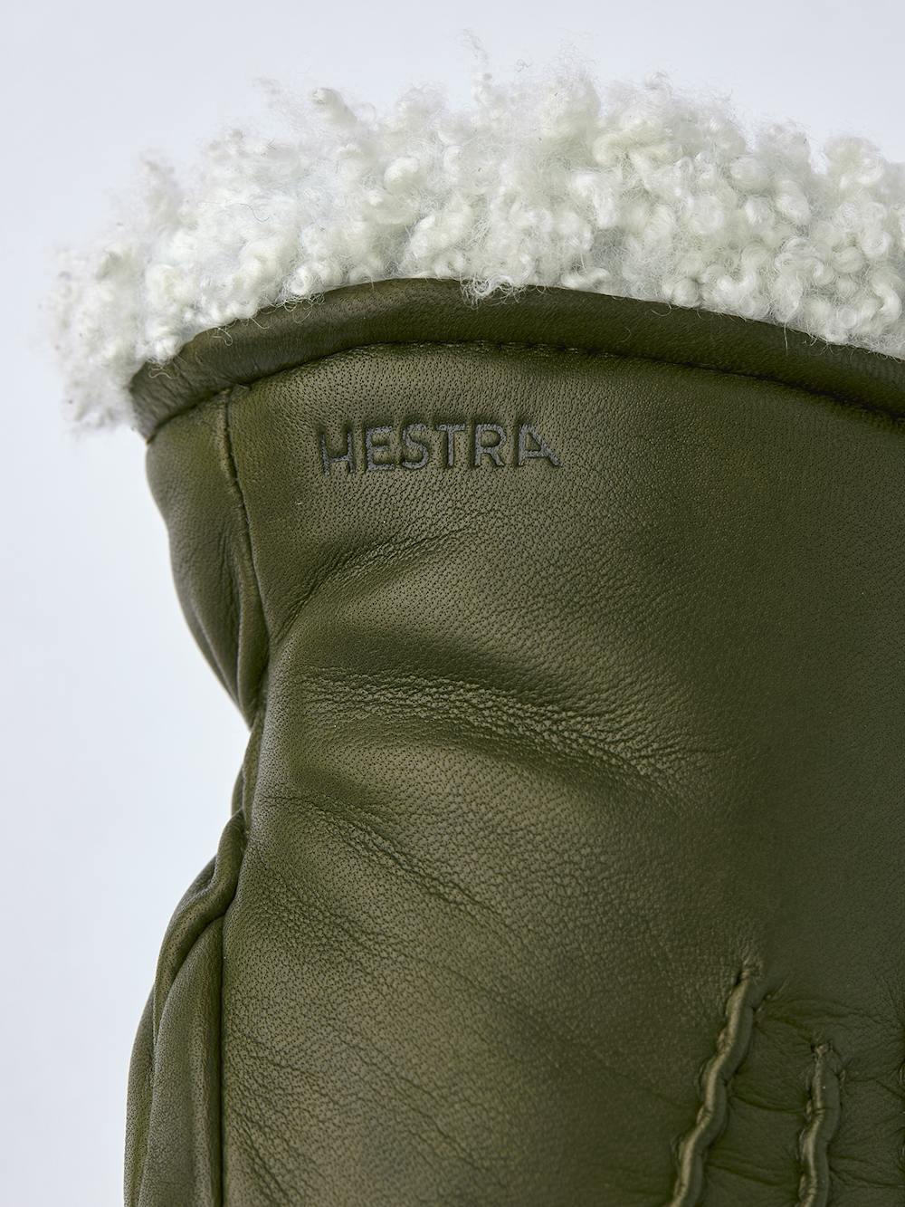 Mossgrön maskinsydd tumhandske i lammnappa med vit pälskrage
(2 av 5)