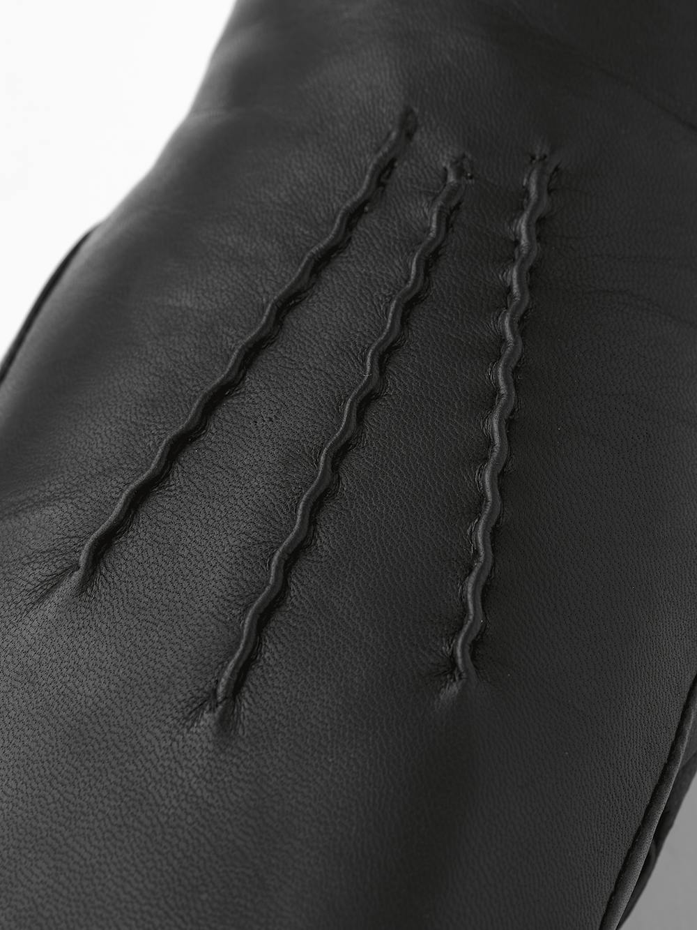 Svart maskinsydd tumhandske i lammnappa med vit pälskrage
(3 av 5)