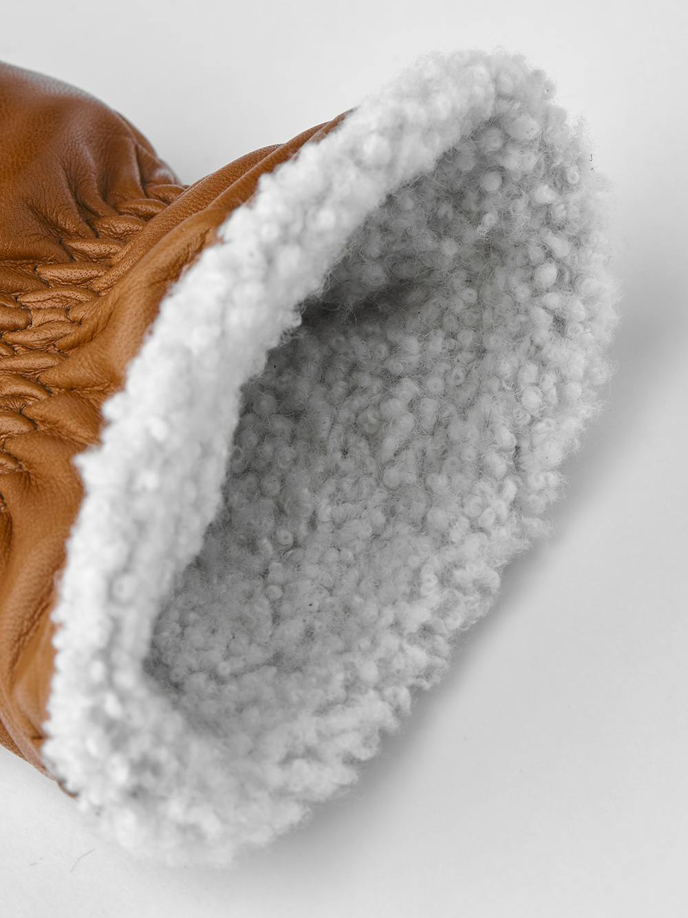 Ljus brungul maskinsydd tumhandske i lammnappa med vit pälskrage
 (5 av 5)