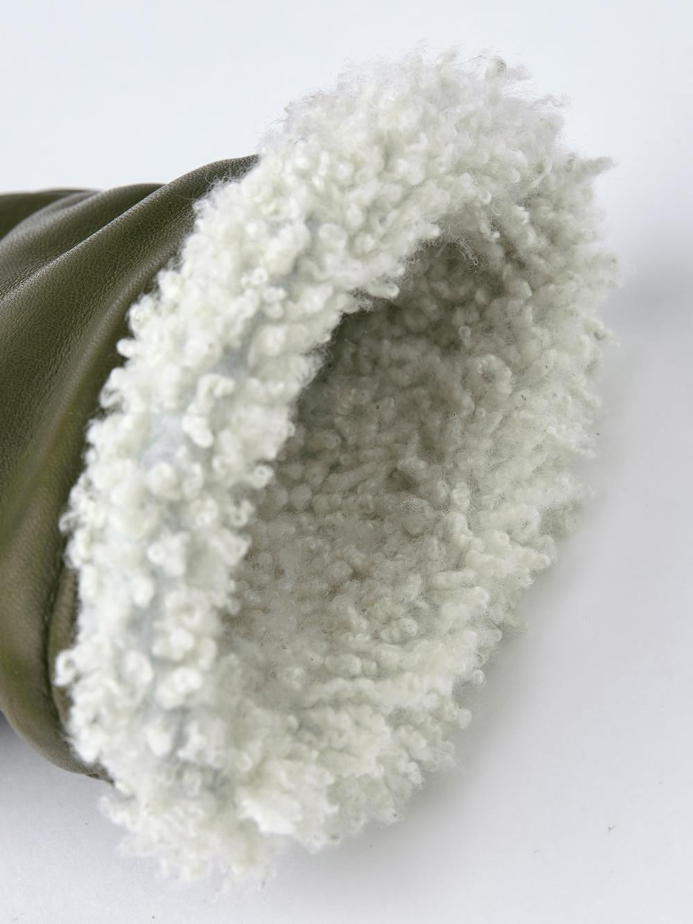 Mossgrön maskinsydd tumhandske i lammnappa med vit pälskrage
(5 av 5)