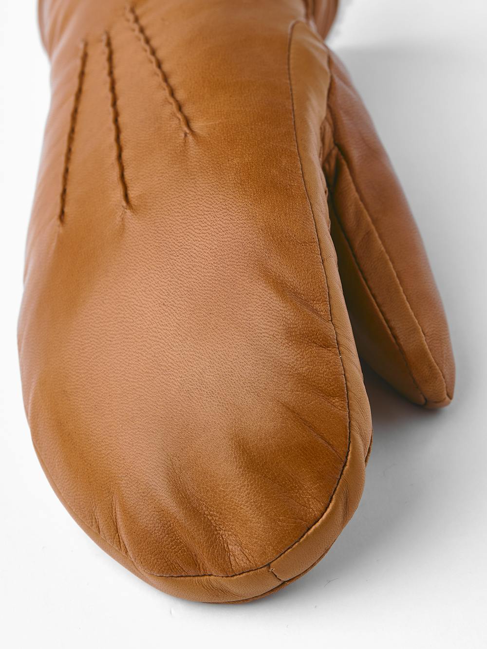 Ljus brungul maskinsydd tumhandske i lammnappa med vit pälskrage
(4 av 5)