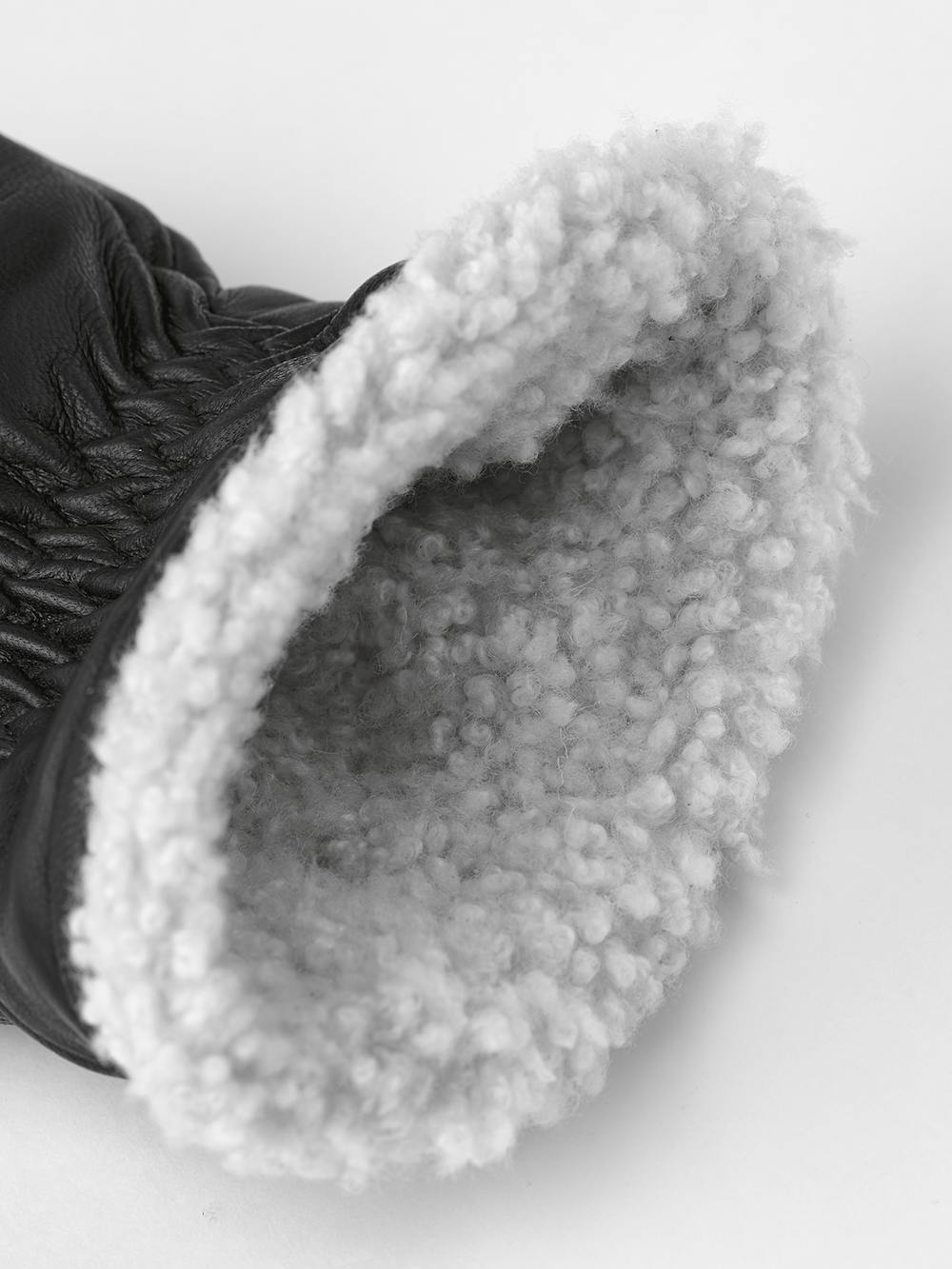 Svart maskinsydd tumhandske i lammnappa med vit pälskrage
(5 av 5)