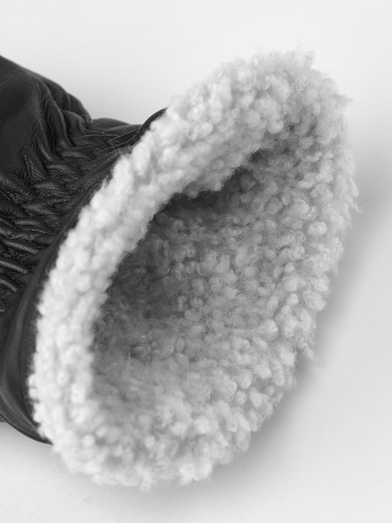 Svart maskinsydd tumhandske i lammnappa med vit pälskrage
 (5 av 5)