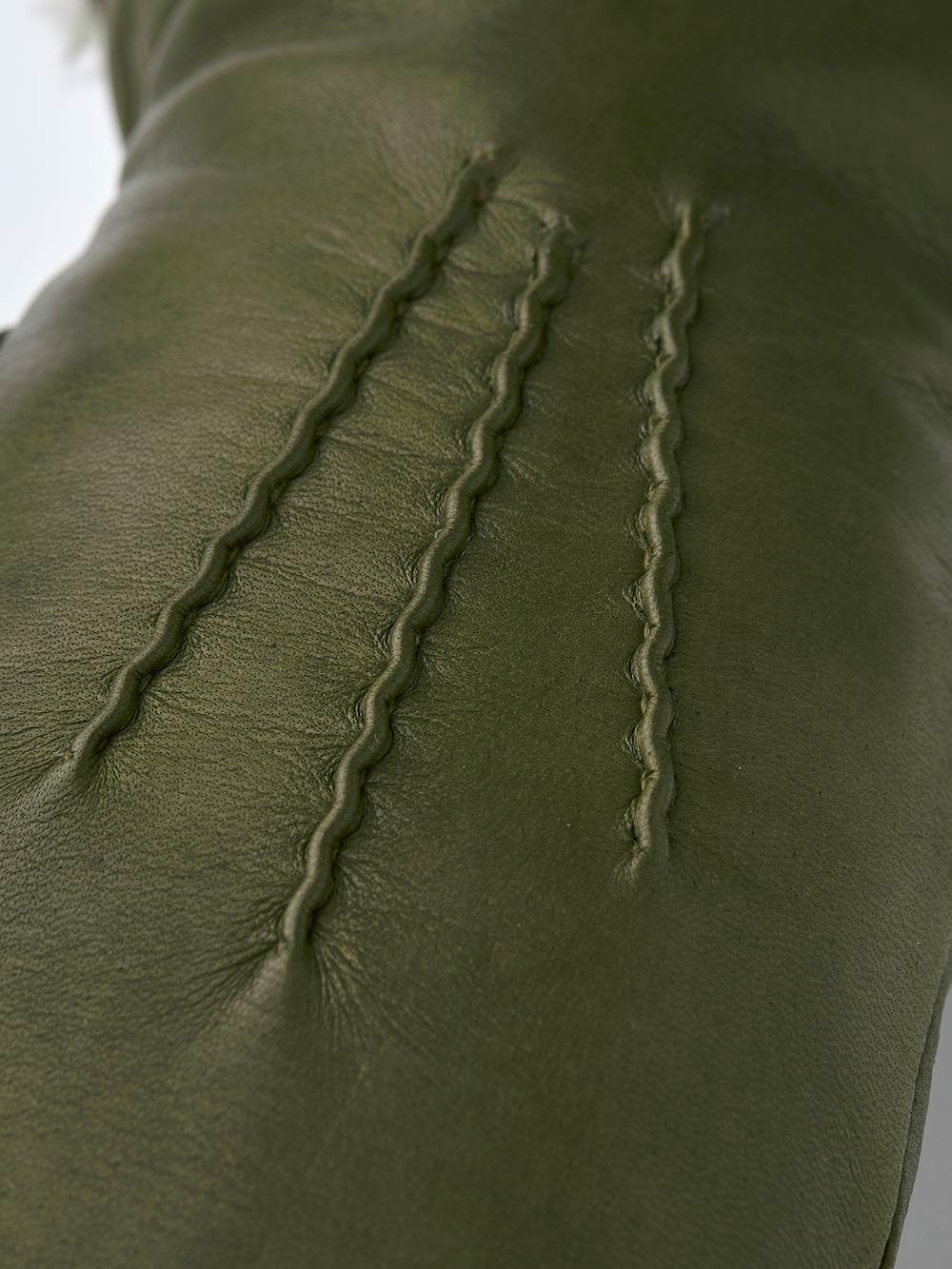 Mossgrön maskinsydd tumhandske i lammnappa med vit pälskrage
 (3 av 5)