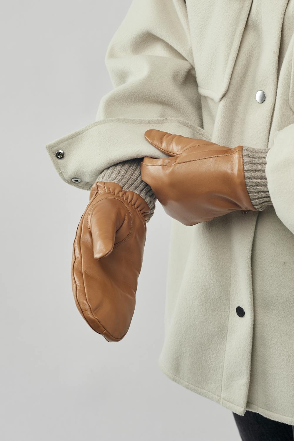 Light brownish-yellow machine-sewn hairsheep leather mitten with beige knitted cuff
 (4 of 4)