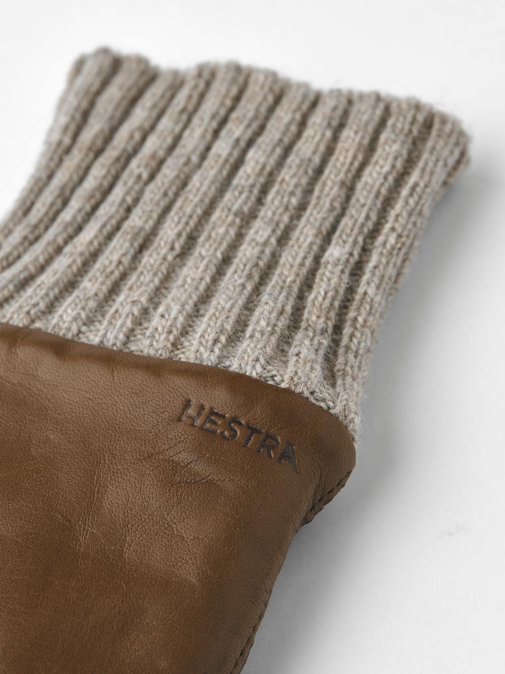 Hellbrauner maschinengenähter Fausthandschuh aus Haarschafleder mit beigem Strickbündchen
(2 oder 3)