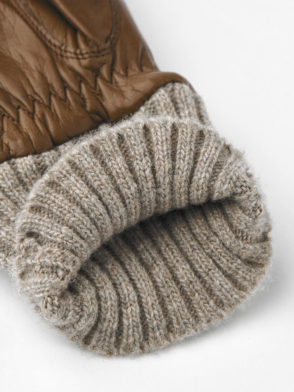 Hellbrauner maschinengenähter Fausthandschuh aus Haarschafleder mit beigem Strickbündchen
 (3 oder 3)