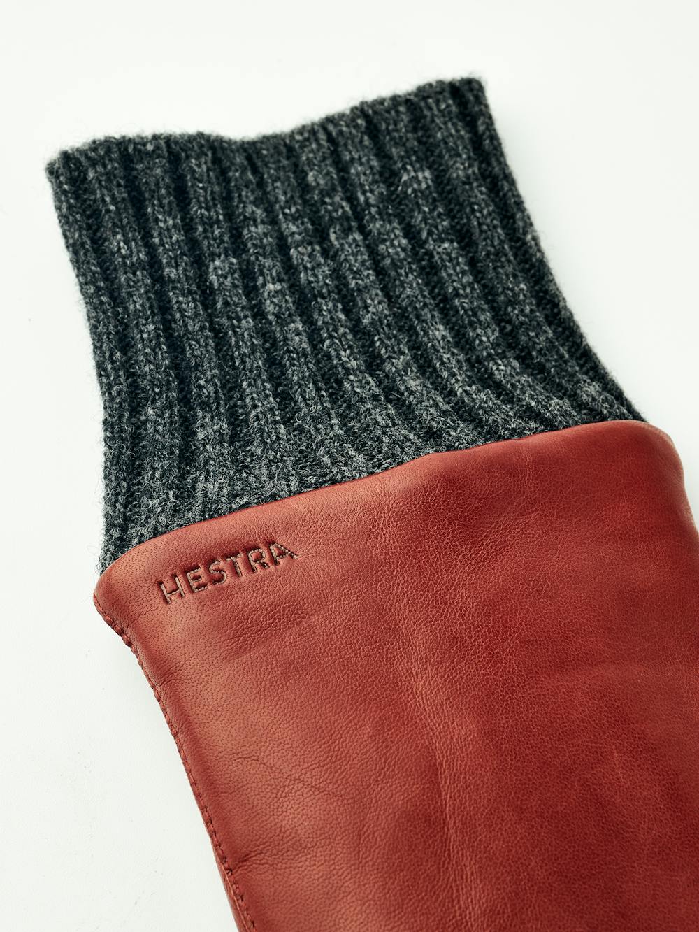 Rotbrauner maschinengenähter Fausthandschuh aus Haarschafleder mit grauem Strickbündchen
(4 oder 4)