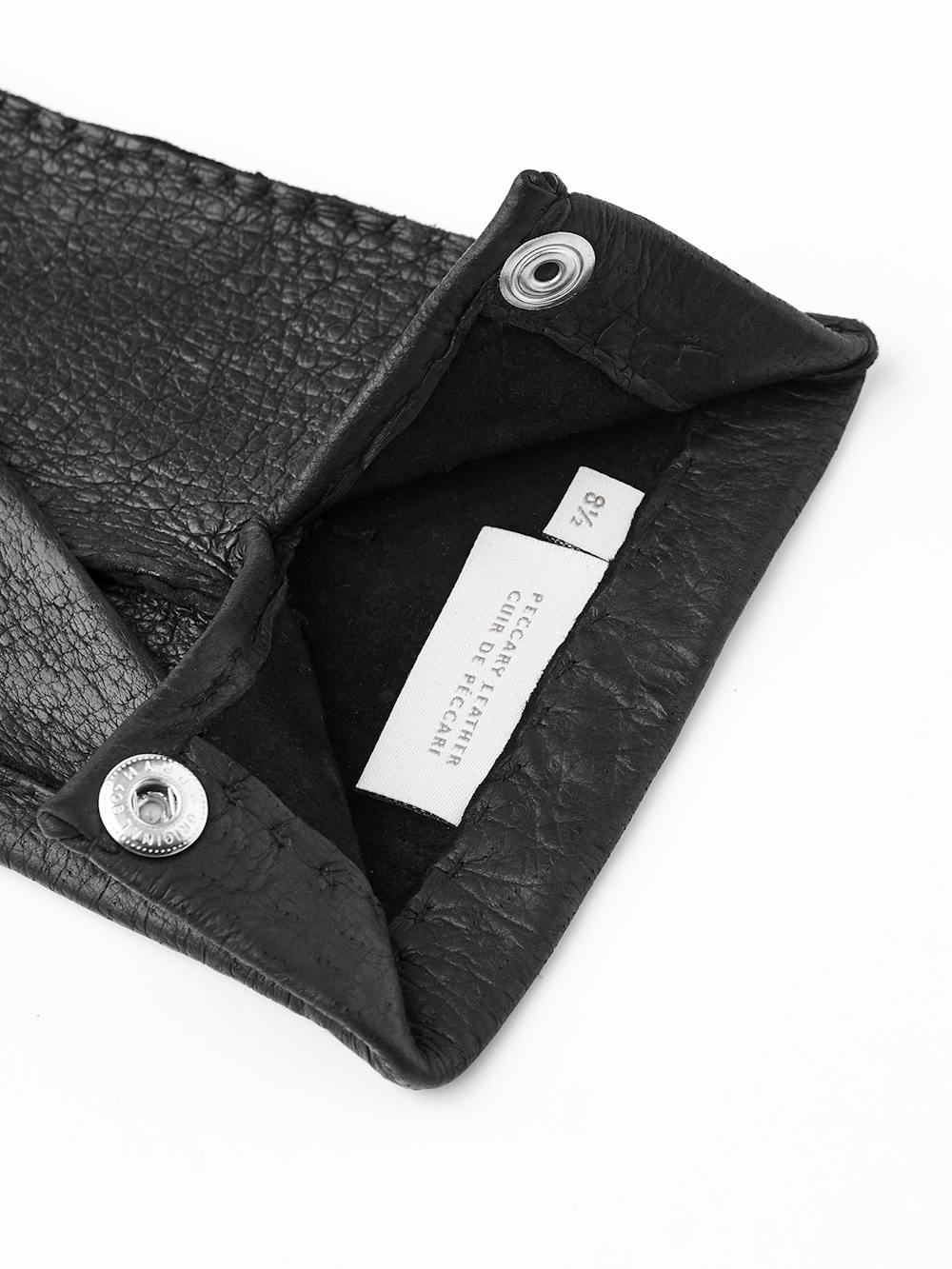 Svart handsydd skinnhandske i peccary med knapp
(4 av 4)