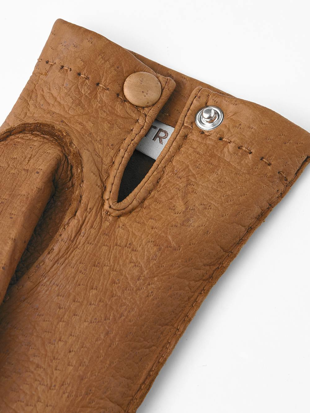 Hellbrauner handgenähter Lederhandschuh aus Peccaryleder mit Knopf
(3 oder 4)