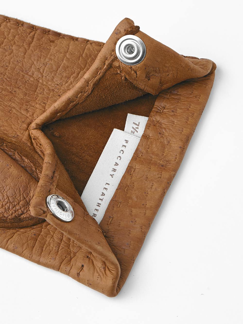 Hellbrauner handgenähter Lederhandschuh aus Peccaryleder mit Knopf
 (4 oder 4)