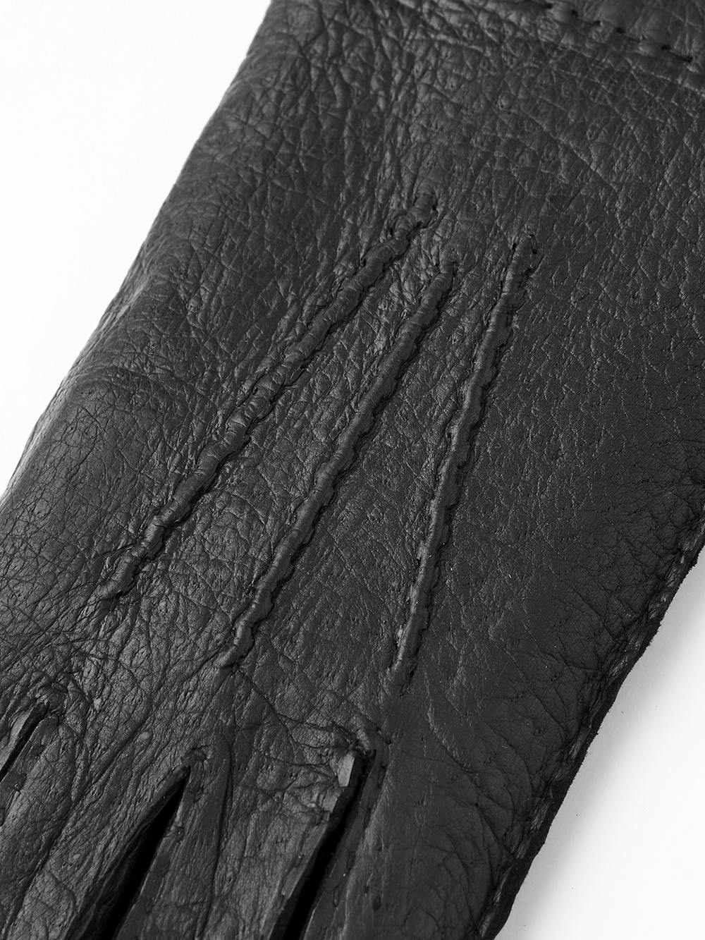 Svart handsydd skinnhandske i peccary med knapp
 (2 av 4)