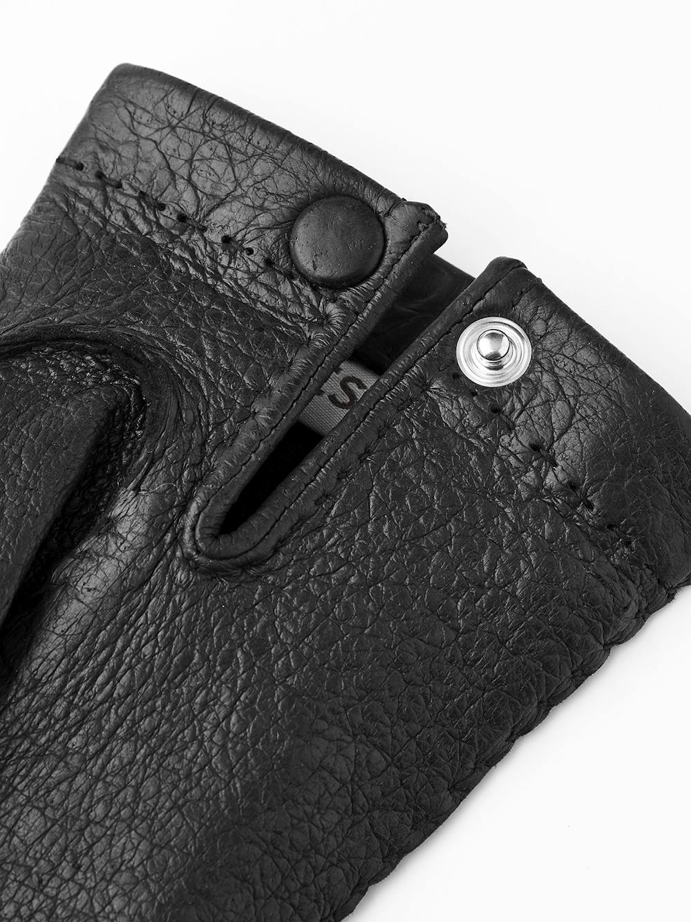 Svart handsydd skinnhandske i peccary med knapp
(3 av 4)