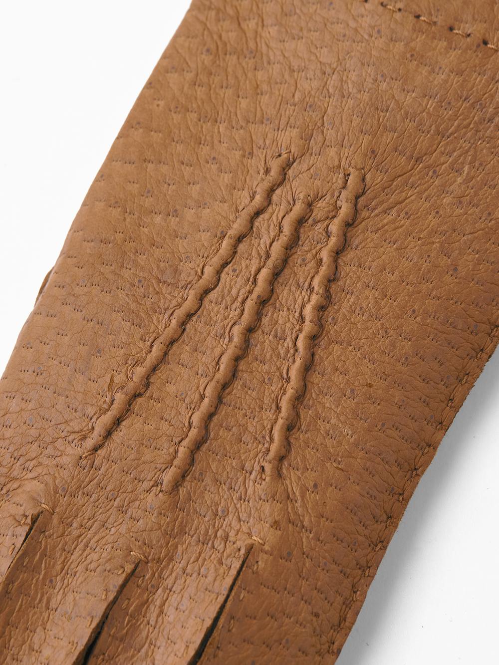 Hellbrauner handgenähter Lederhandschuh aus Peccaryleder mit Knopf
 (2 oder 4)