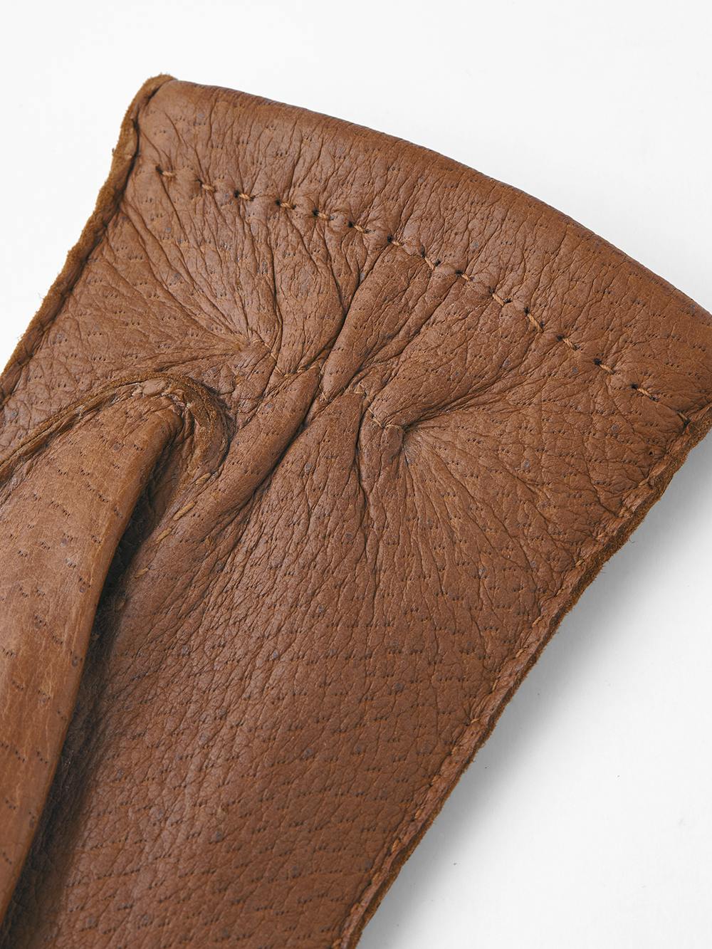 Ljusbrun handsydd skinnhandske i peccary
(3 av 5)