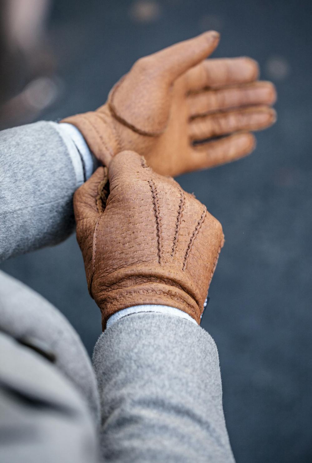 Ljusbrun handsydd skinnhandske i peccary
(5 av 5)