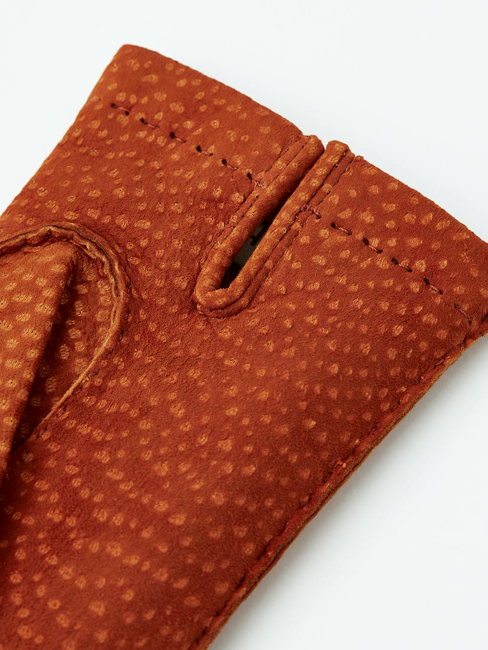 Brick red hand-sewn glove in carpincho nubuck
(3 of 4)