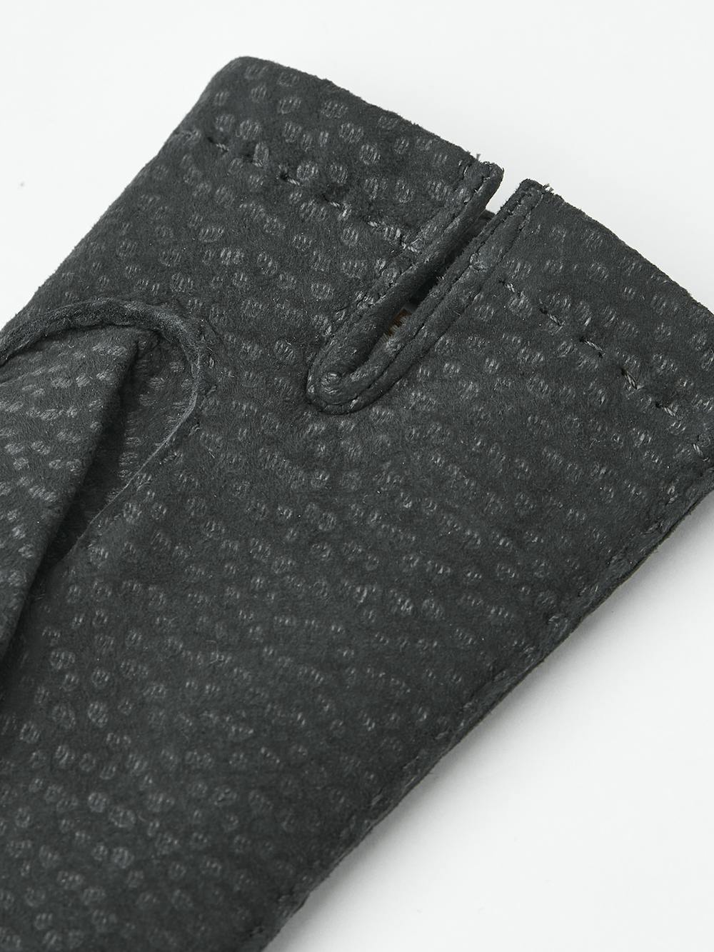 Grå handsydd handske i carpincho nubuck
 (2 av 4)