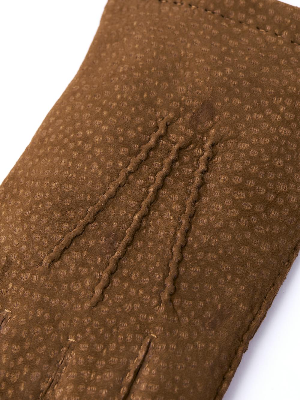 Brown-red hand-sewn glove in carpincho nubuck
 (2 of 4)