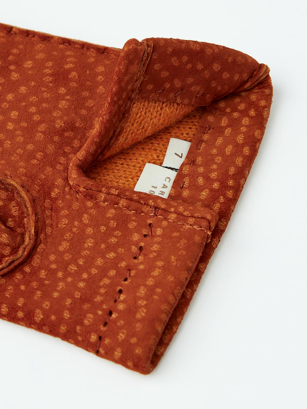 Brick red hand-sewn glove in carpincho nubuck
(4 of 4)