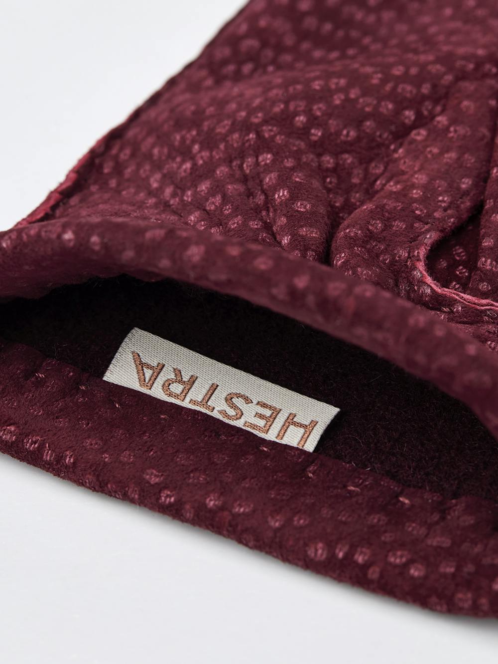 Wine red hand-sewn glove in carpincho nubuck
(3 of 3)
