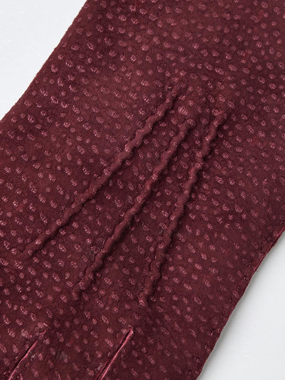 Wine red hand-sewn glove in carpincho nubuck
(2 of 3)