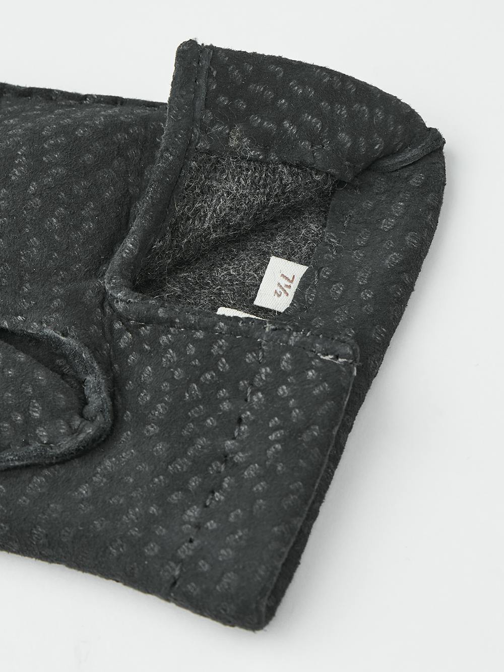 Grå handsydd handske i carpincho nubuck
(3 av 4)