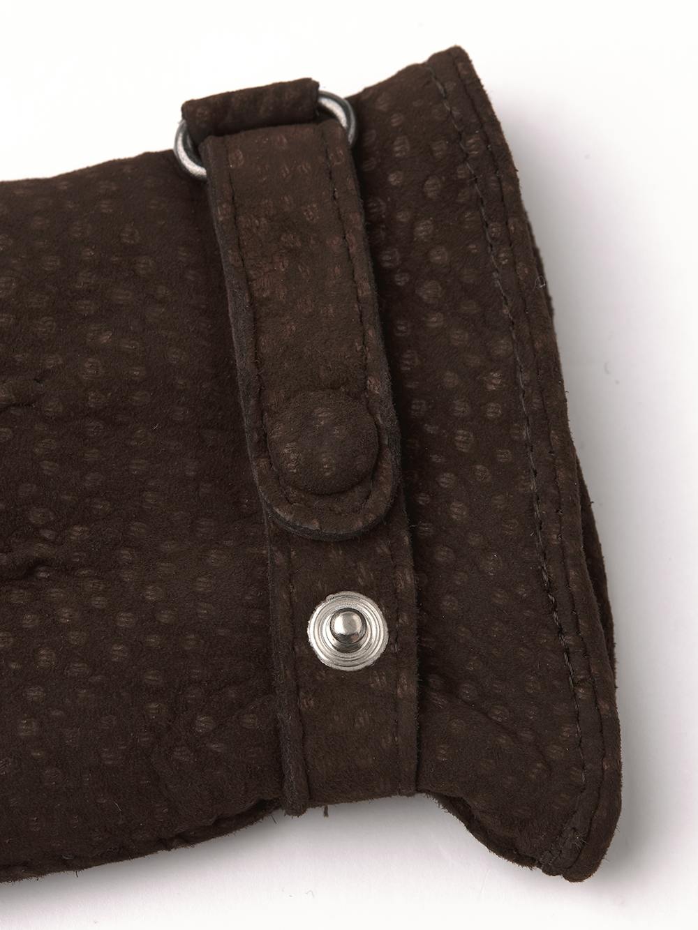 Brauner handgenähter Handschuh aus Carpincho-Nubuk mit Lederriegel und Knopf
 (3 oder 4)