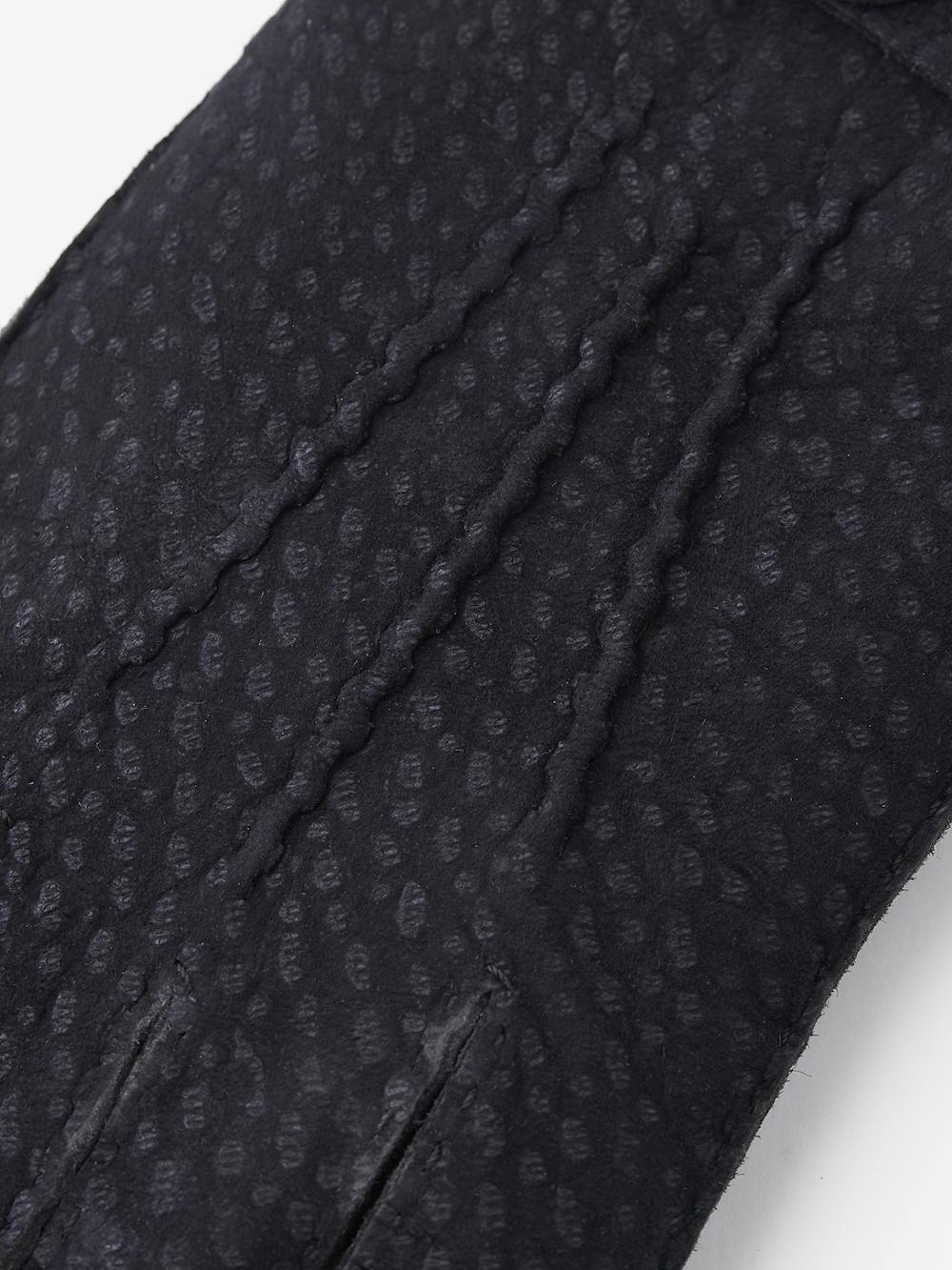 Dark blue hand-sewn glove in carpincho nubuck with leather strap and button
(2 of 4)