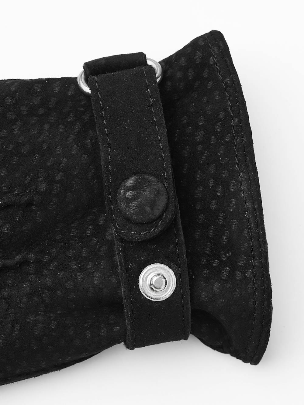 Schwarzer handgenähter Handschuh aus Carpincho-Nubuk mit Lederriegel und Knopf
(3 oder 4)