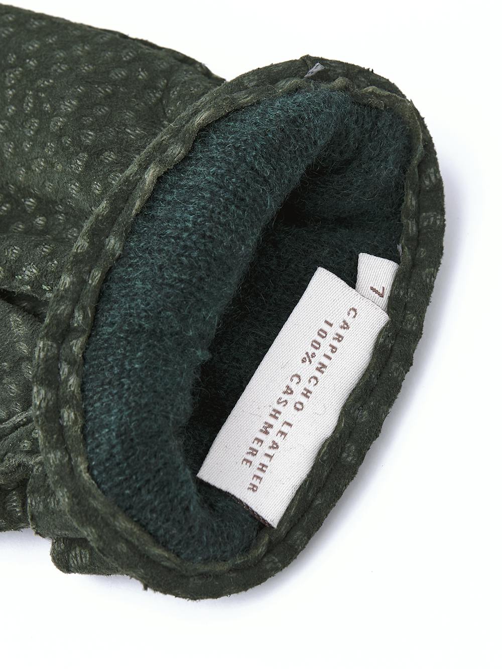 Dark green hand-sewn glove in carpincho nubuck with leather strap and button
(4 of 4)