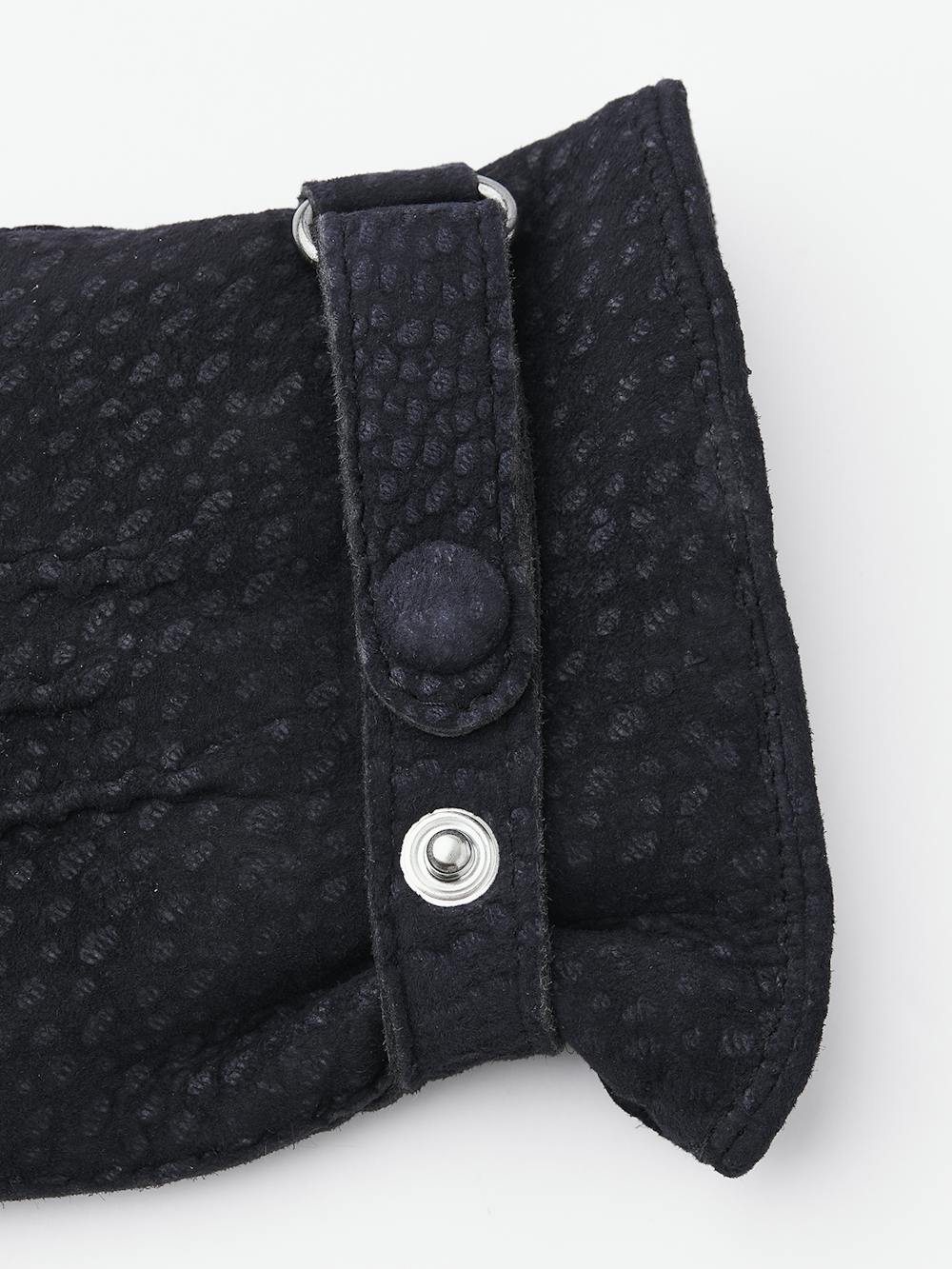 Dark blue hand-sewn glove in carpincho nubuck with leather strap and button
(3 of 4)