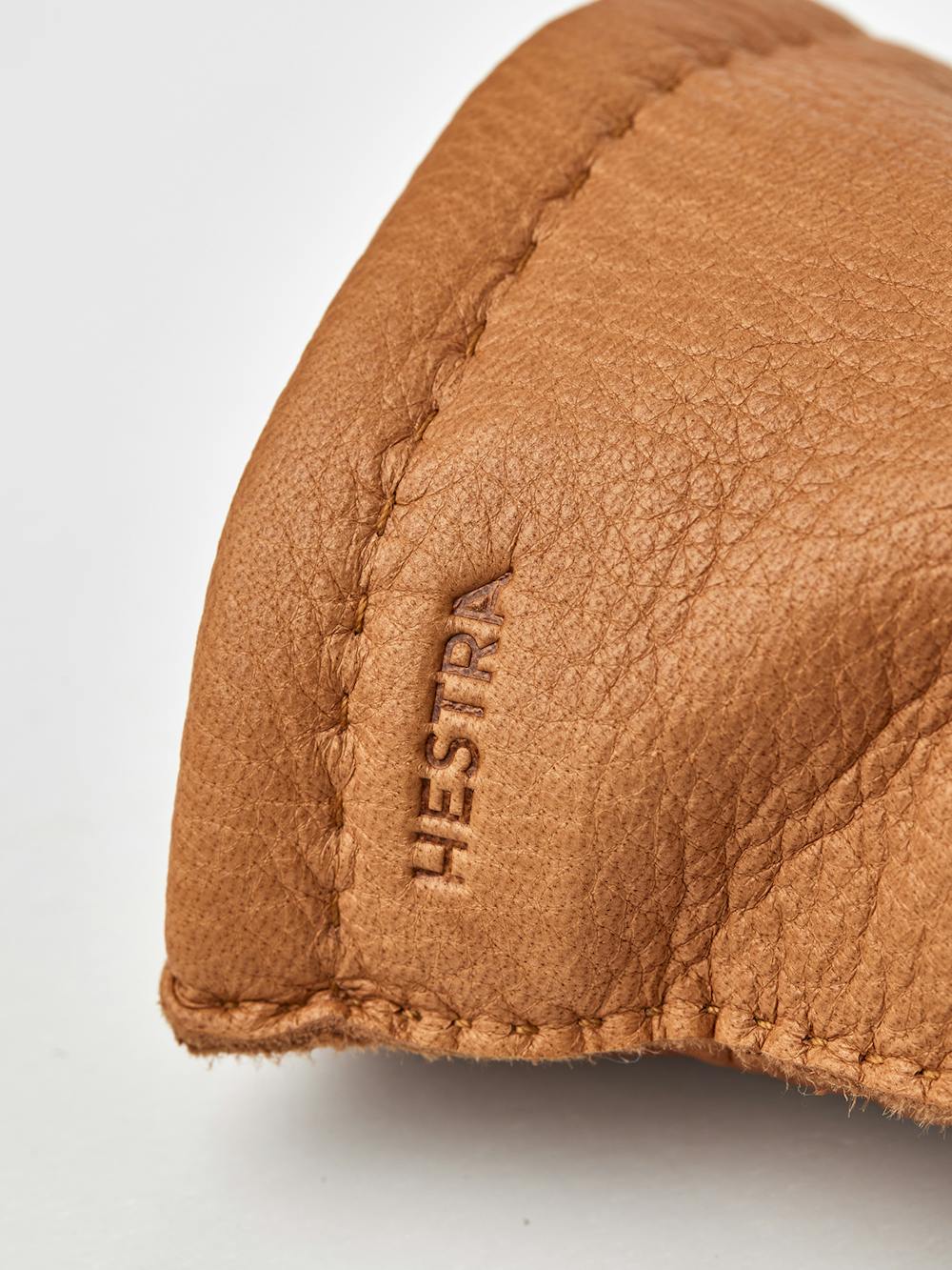 Ljusbrun handsydd handske i hjortskinn
 (3 av 4)