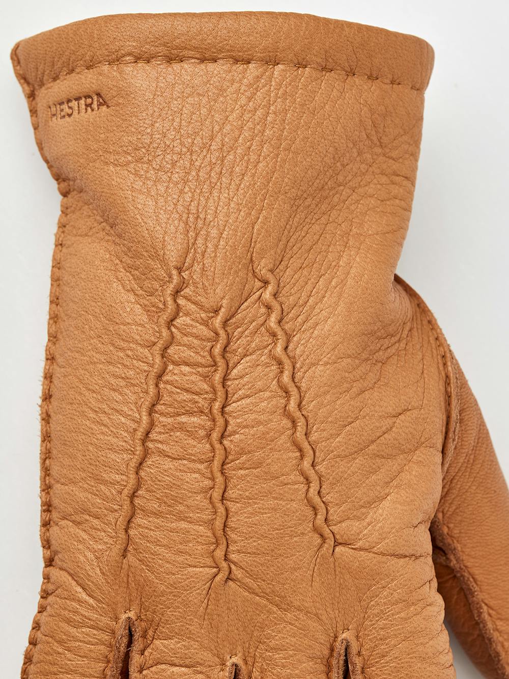 Ljusbrun handsydd handske i hjortskinn
 (4 av 4)