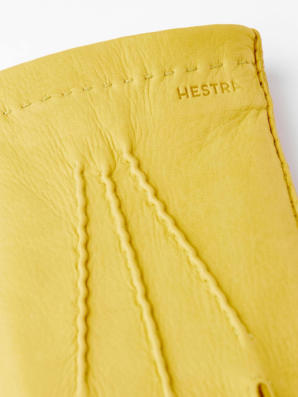 Gul handsydd handske i hjortskinn
(2 av 4)