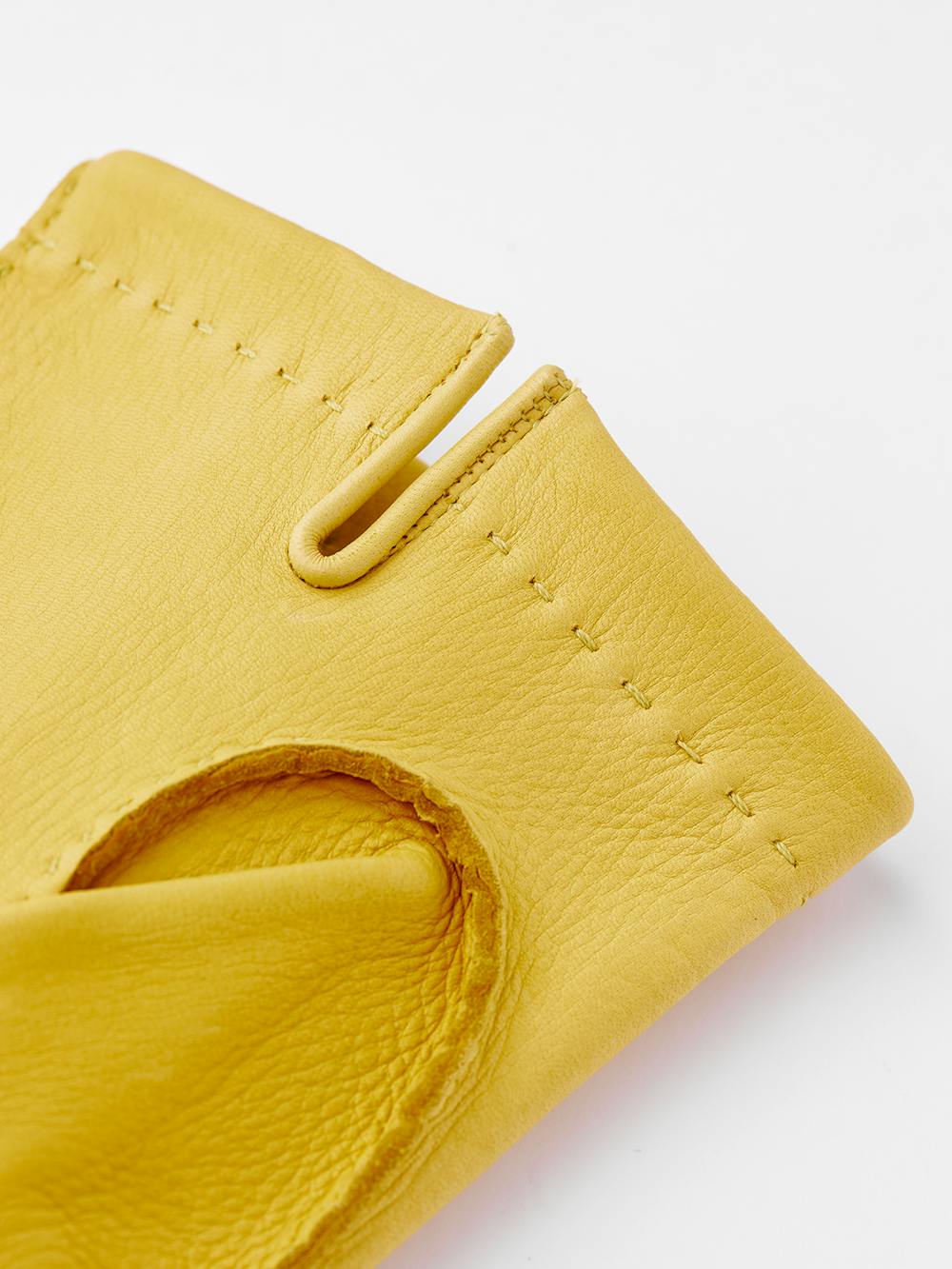 Gul handsydd handske i hjortskinn
(3 av 4)