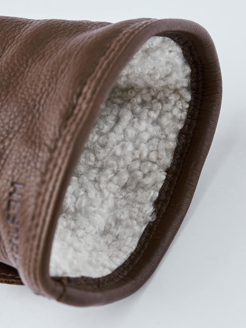 Brauner maschinengenähter Handschuh aus Hirschleder mit Lederriegel und Knopf
(5 oder 5)