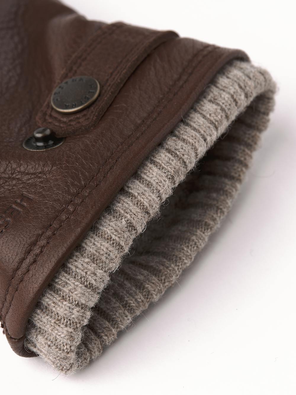 Brun maskinsydd handske i älgskinn med läderrem och knapp
(3 av 3)
