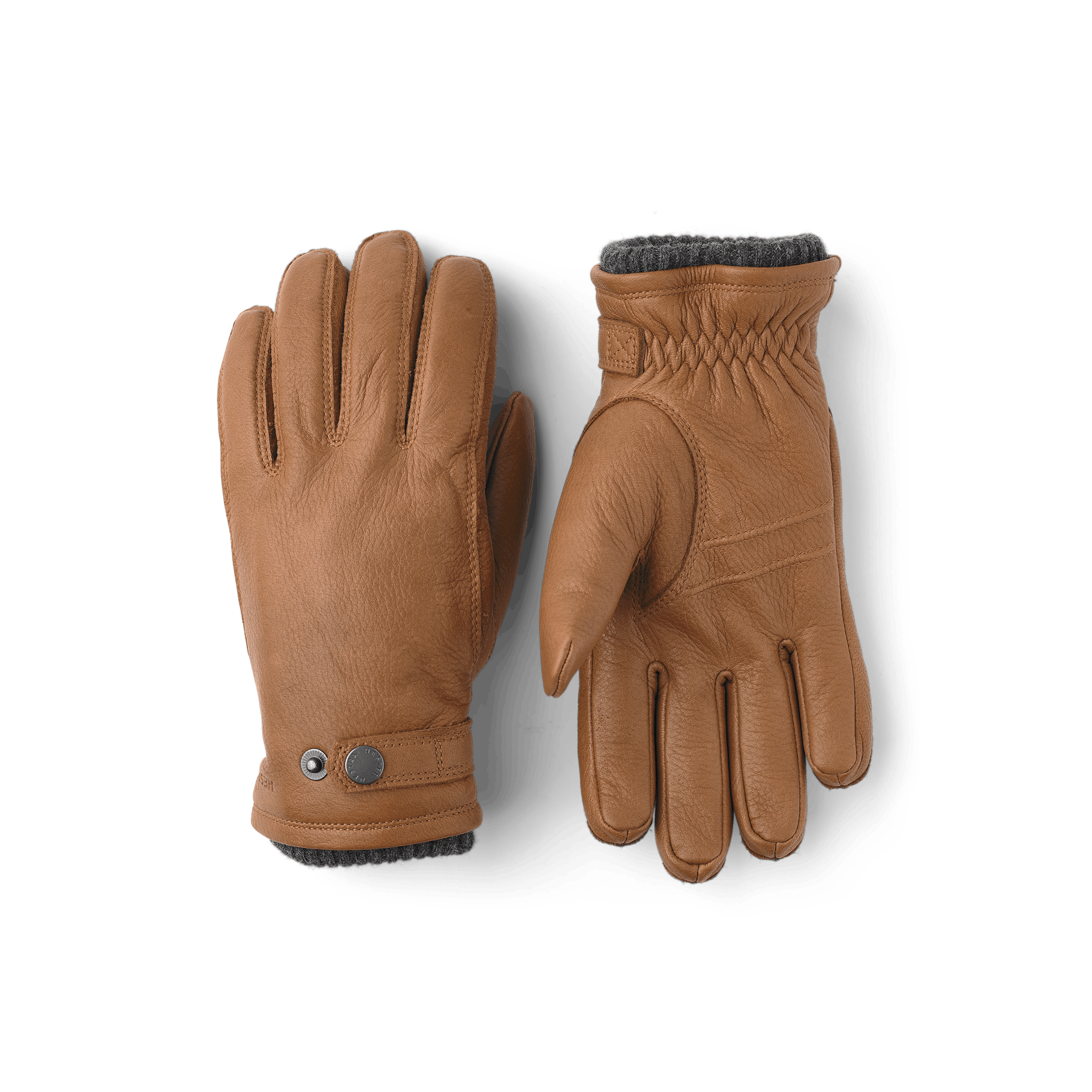 Ljusbrun maskinsydd handske i älgskinn med läderrem och knapp
(1 av 3)