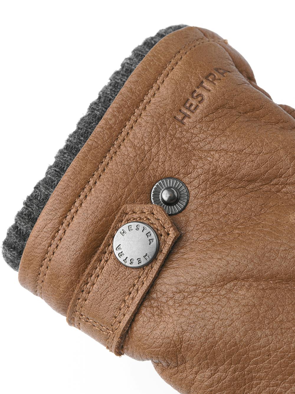 Hellbrauner maschinengenähter Handschuh aus Elchleder mit Lederriegel und Knopf
(2 oder 3)