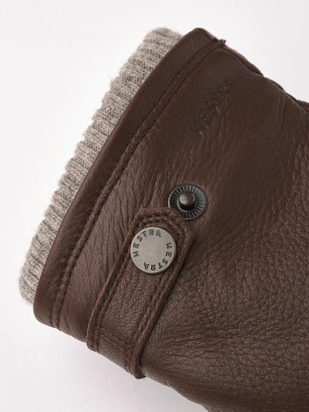 Brun maskinsydd handske i älgskinn med läderrem och knapp
(2 av 3)