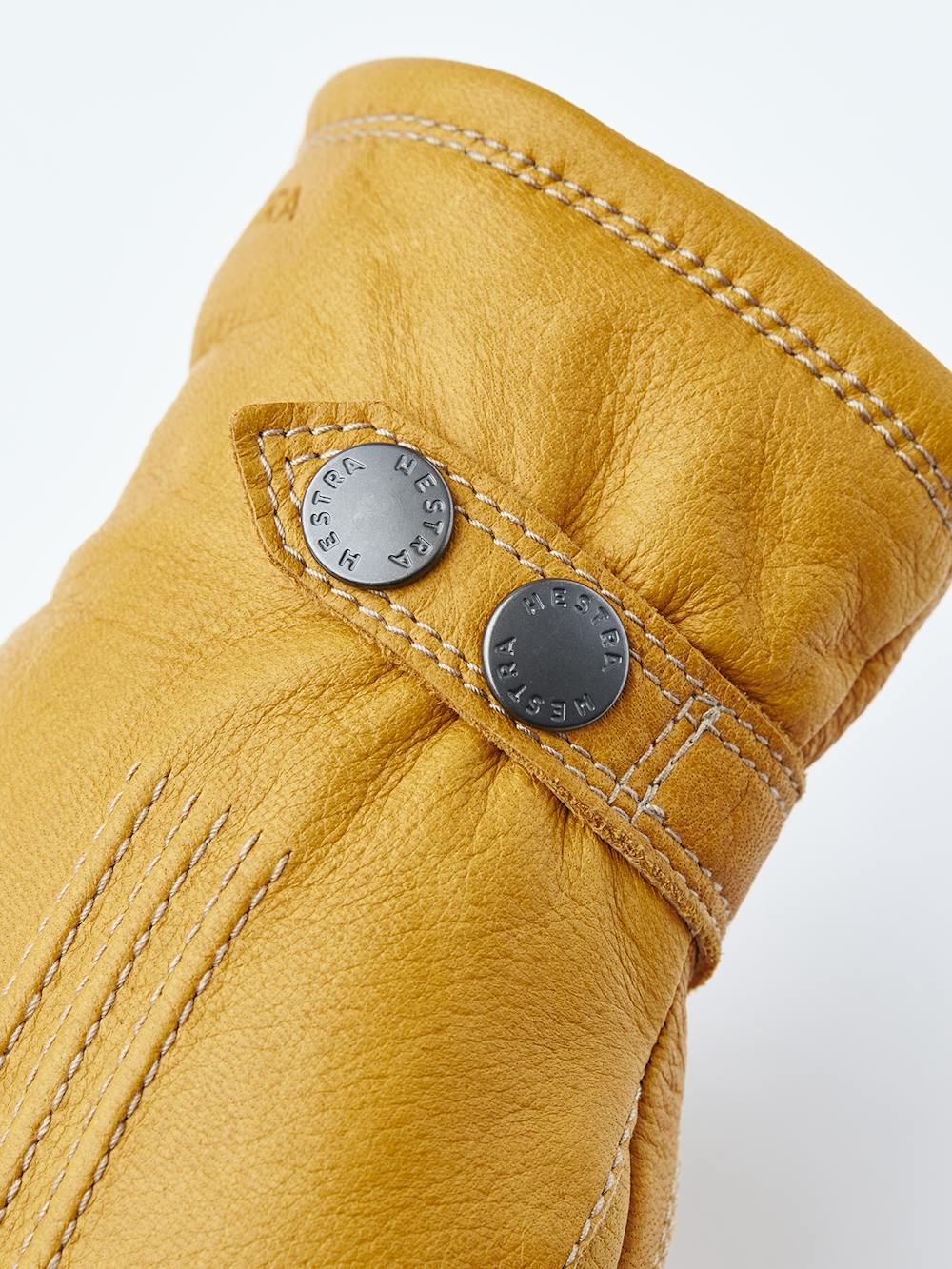 Gelber maschinengenähter Handschuh aus Elchleder mit Lederriegel und Knopf
 (3 oder 5)